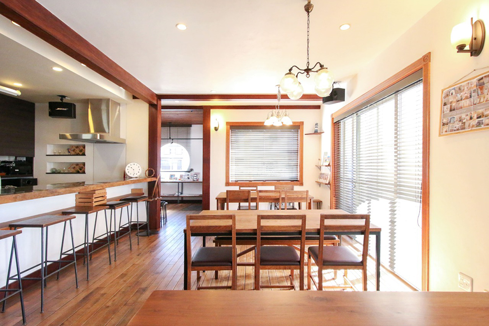 アンティークな雰囲気の落ち着いた内装