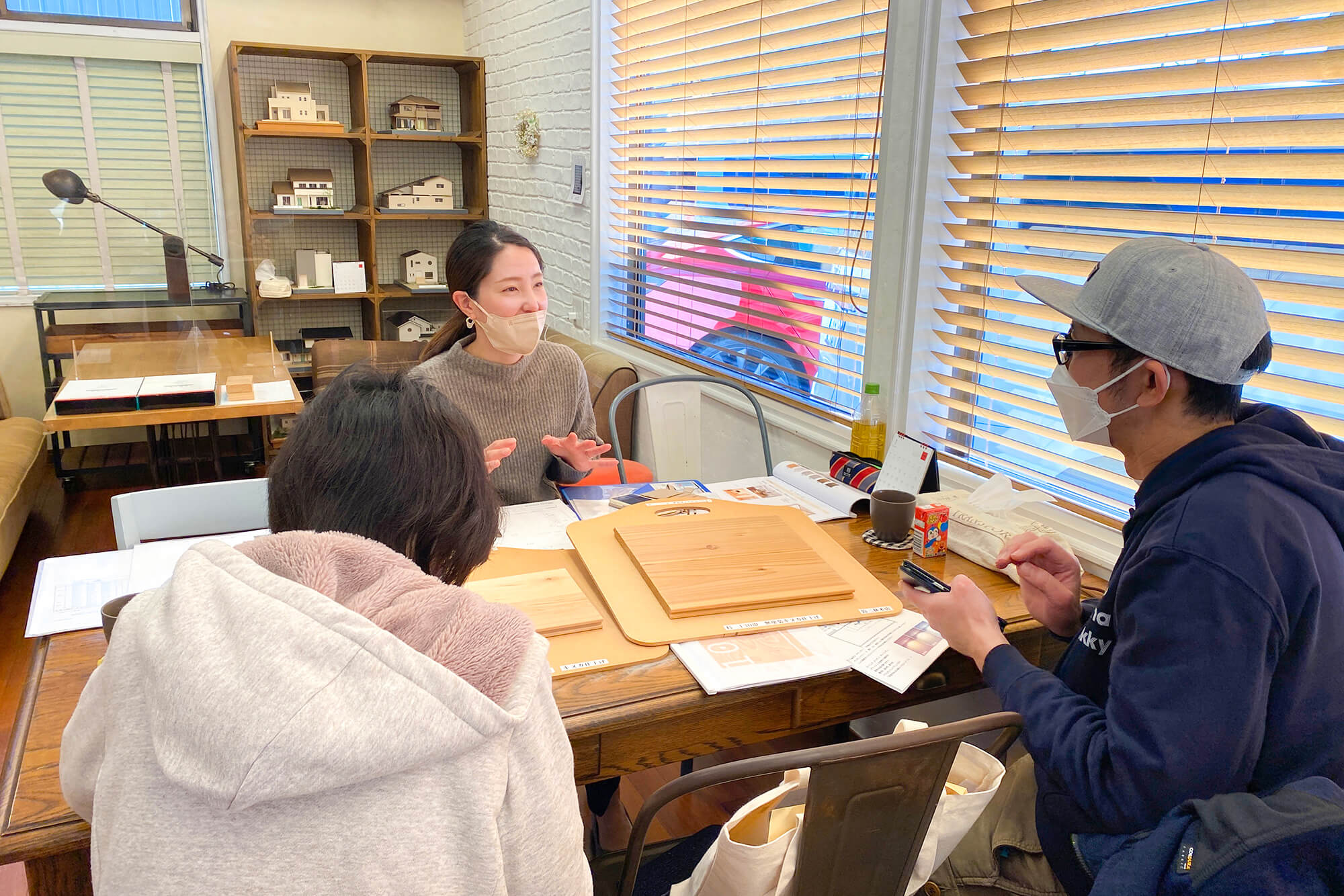 床やタイルなどの色や質感を体感