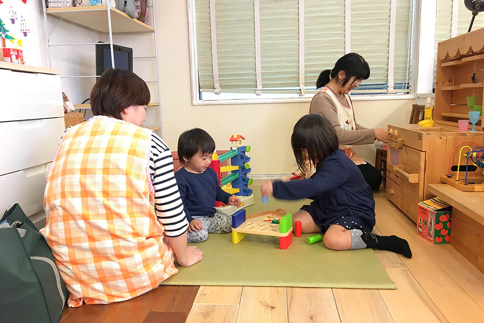 キッズスペースでは託児スタッフと一緒に