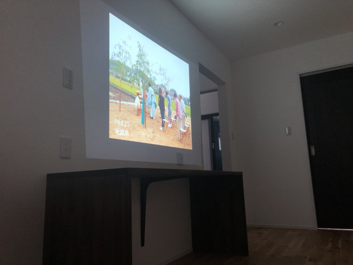 しっくい壁でどこでもお手軽ホームシアター